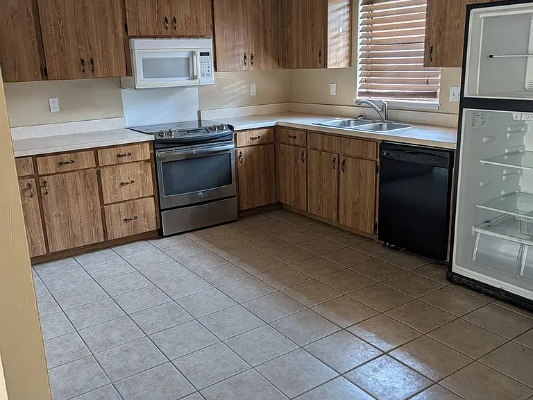 814 Saint Clair Abrams Ave — Photo 3