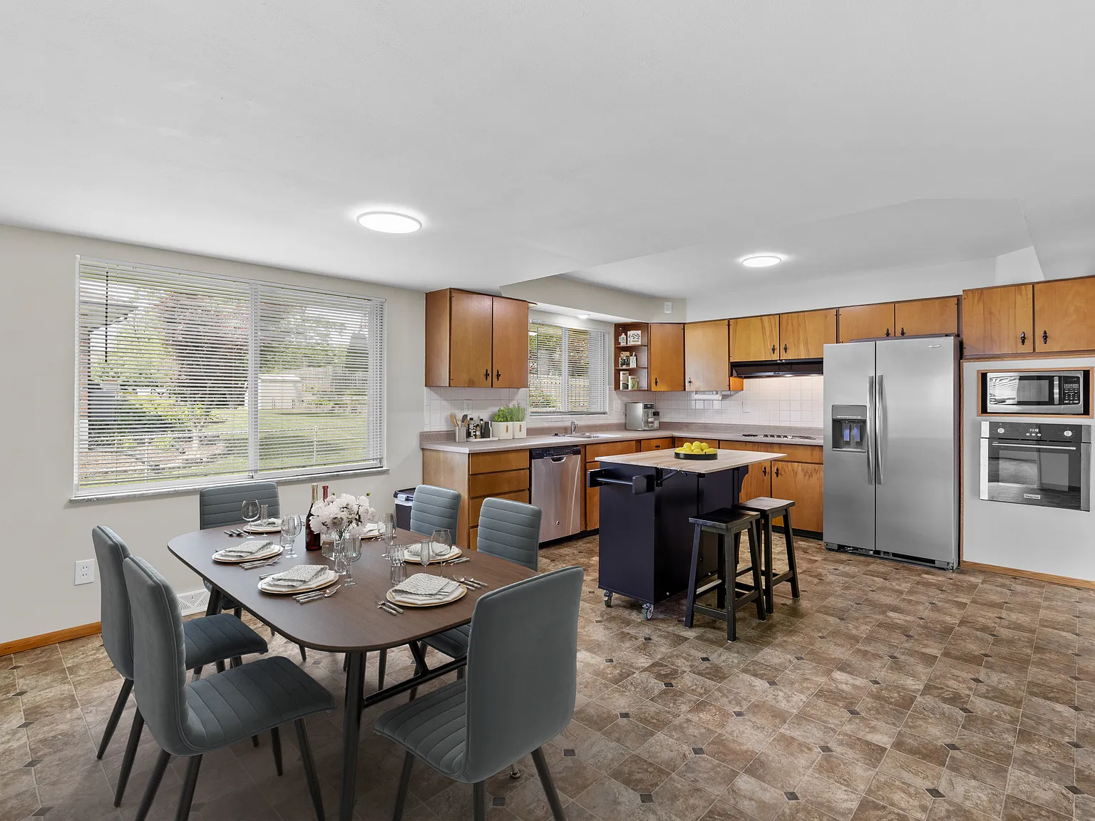 3 bed, 1898 sqft, $2,595 — Photo 3
