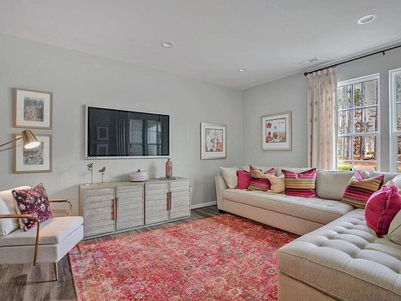 5th image of 320 Short Ridge Way