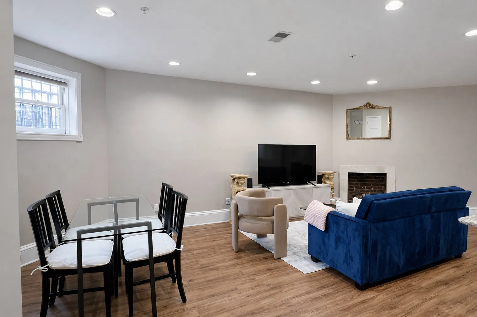 2 bed, 2.0 bath, 11840 sqft, $4,654 — Photo 3
