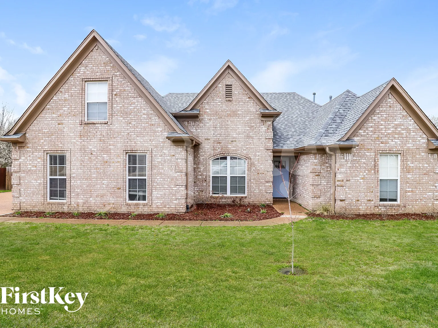 3 bed, 2.5 bath, 2200 sqft, $2,010 — Photo 1