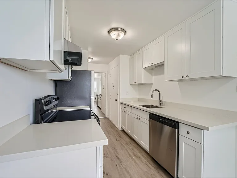 Sunset View Apartments — Photo 26