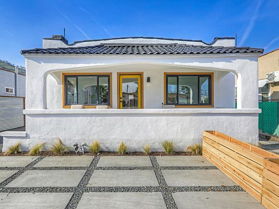 Front View/Parking Area/Yard Area