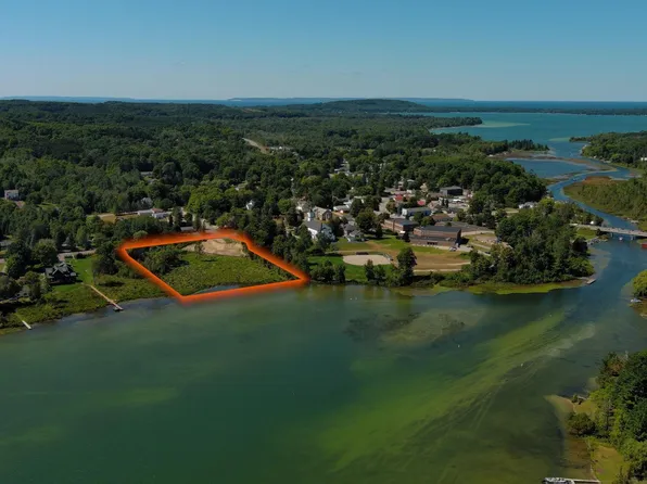 509 S Lake Shore Dr #B, Lake Leelanau, MI 49653