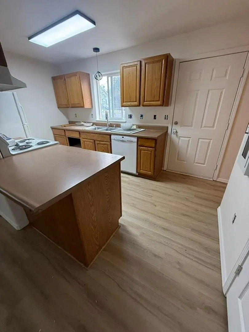 100 E Miller Ave — Photo 4