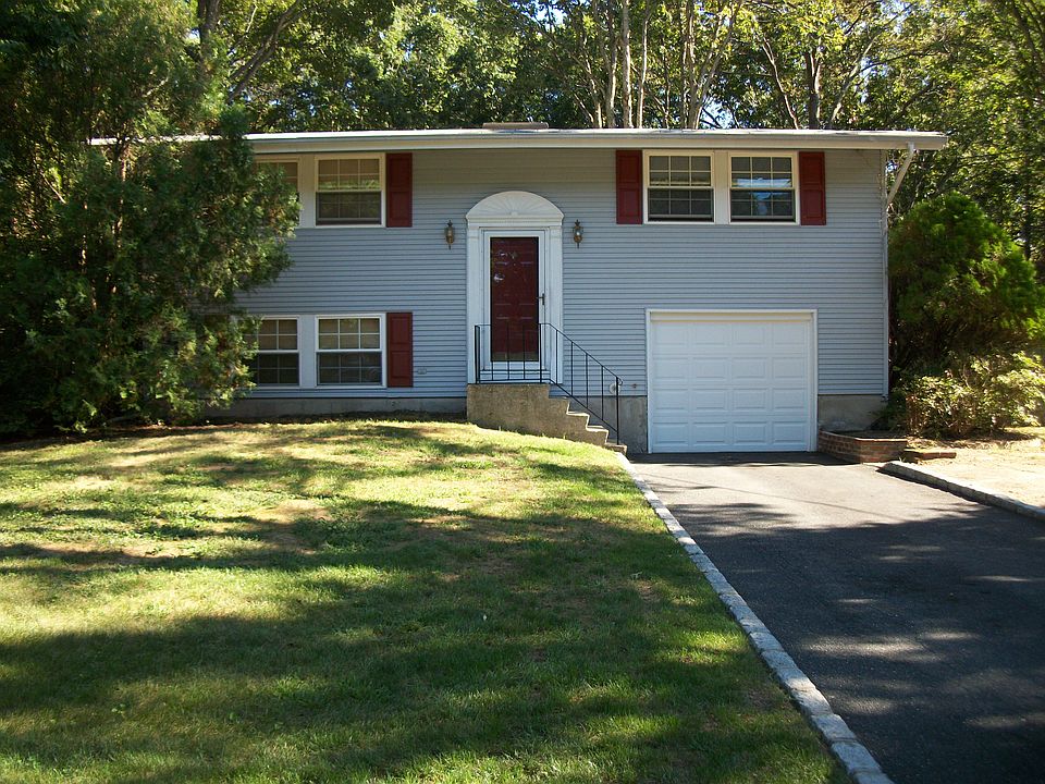 1st image of 18 Lodge Ln