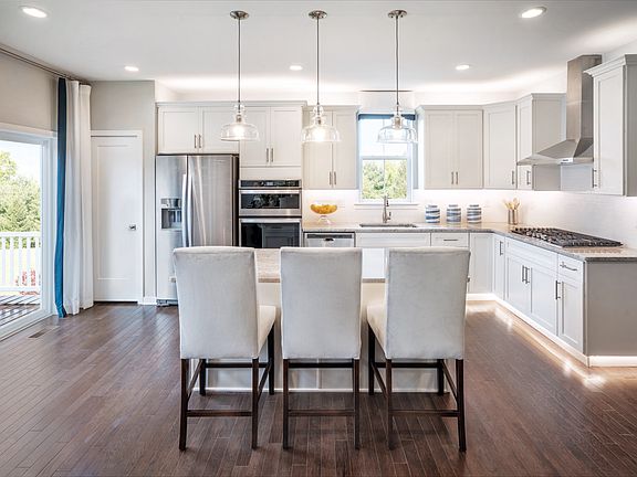 Large Center Island in Kitchen