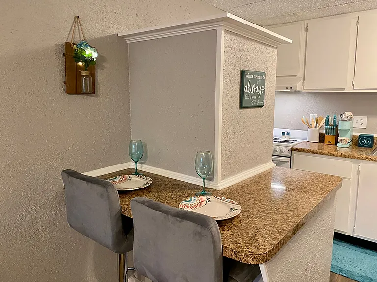 Bentwood Apartments — Photo 10
