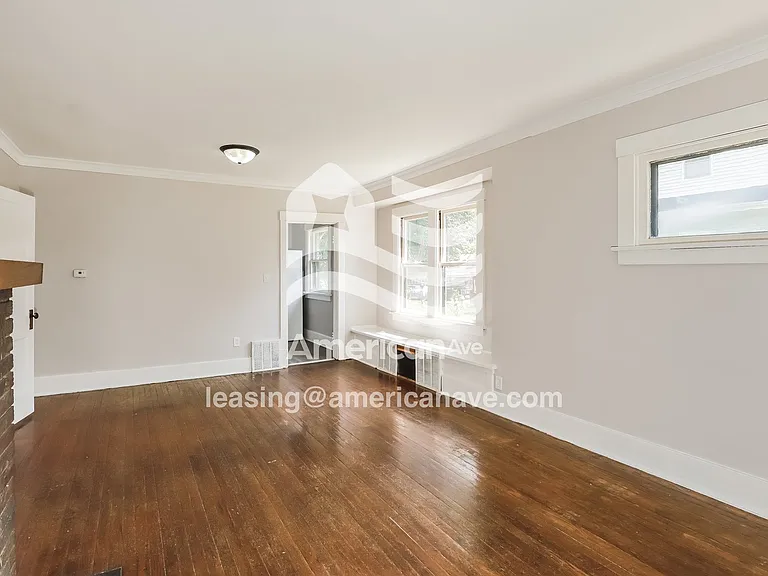 1532118_005_living_room_13936340.jpg