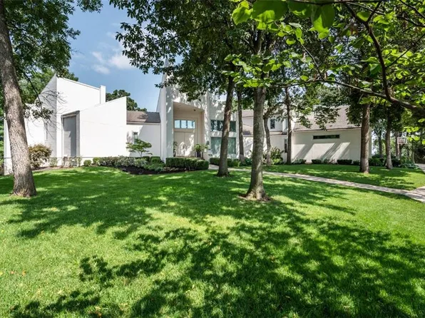 2840 W 111th Ter, Leawood, KS 66211