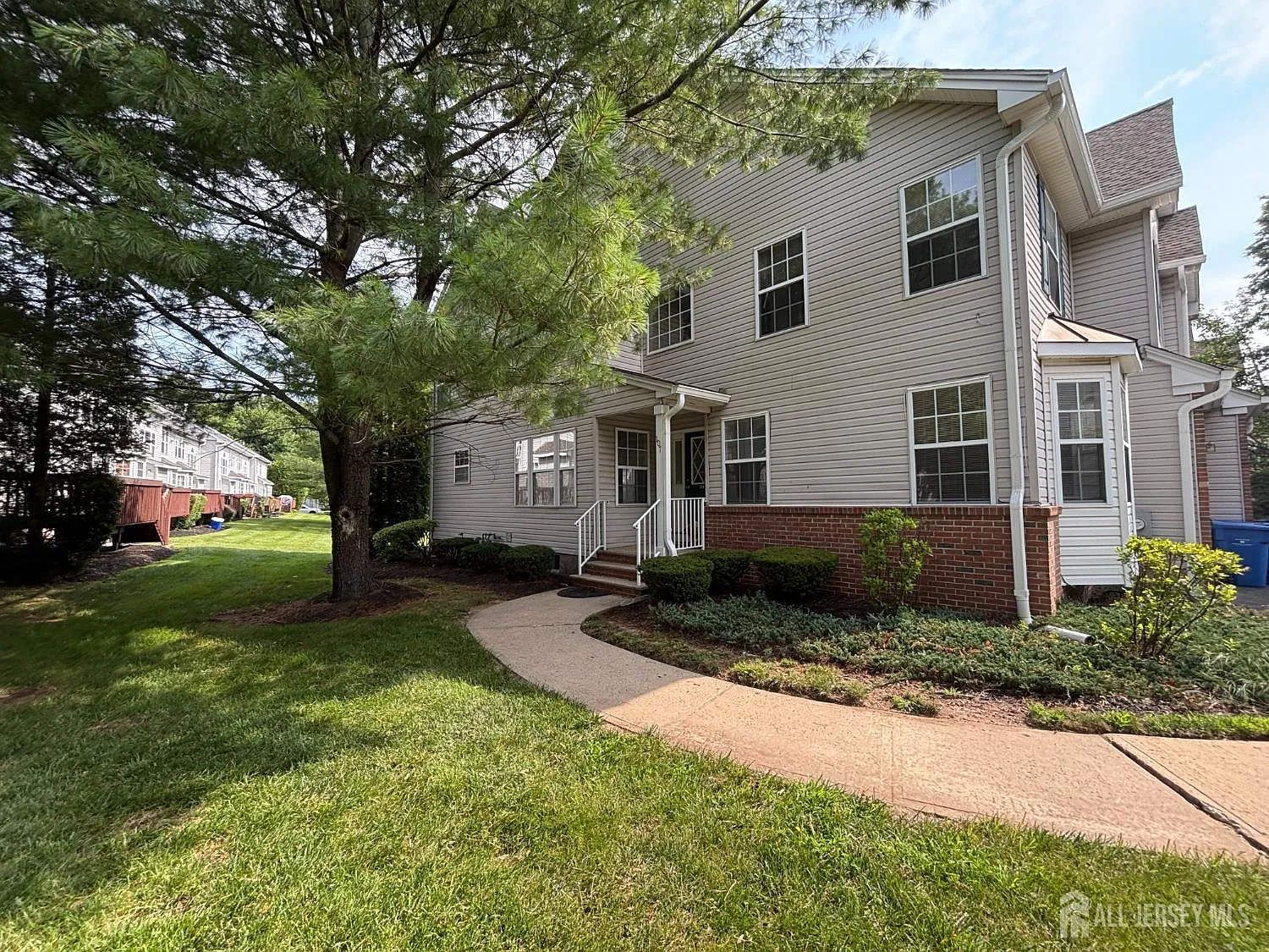 4 bed, 2.5 bath, 1950 sqft, $3,600 — Photo 2