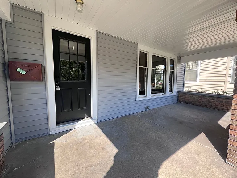 425 Fuller Ave SE — Photo 2