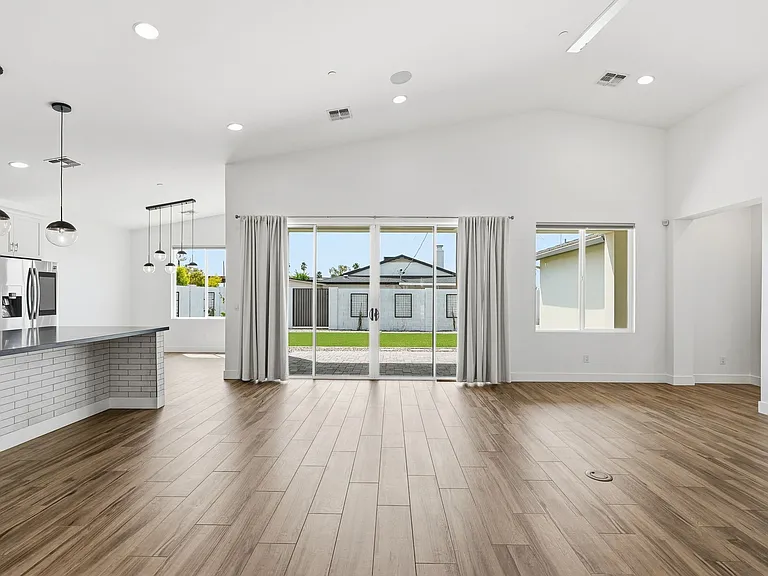 8503 E Amelia Ave — Photo 12
