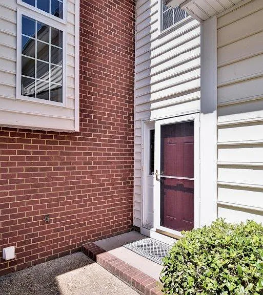 4559 Beacon Hill Dr — Photo 3