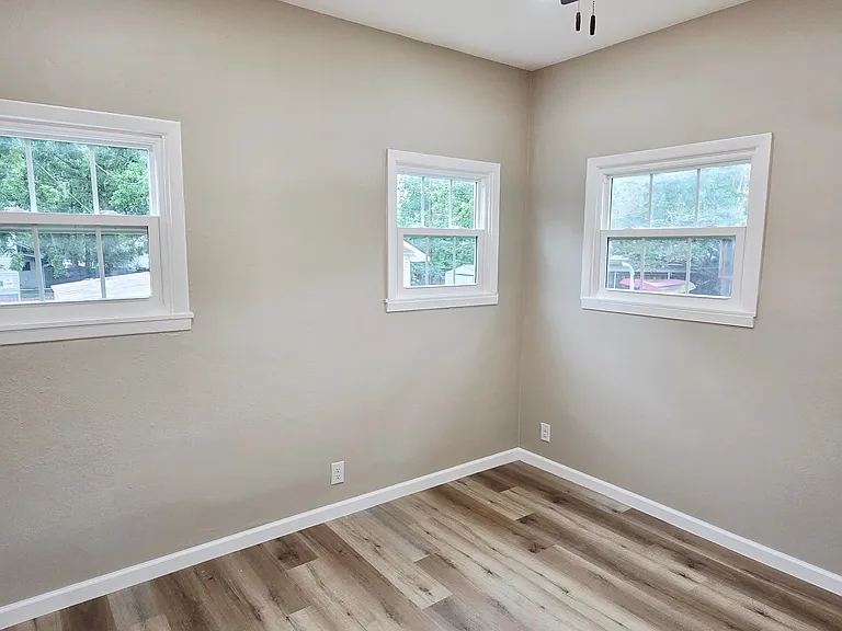 1308 W Walker St — Photo 9