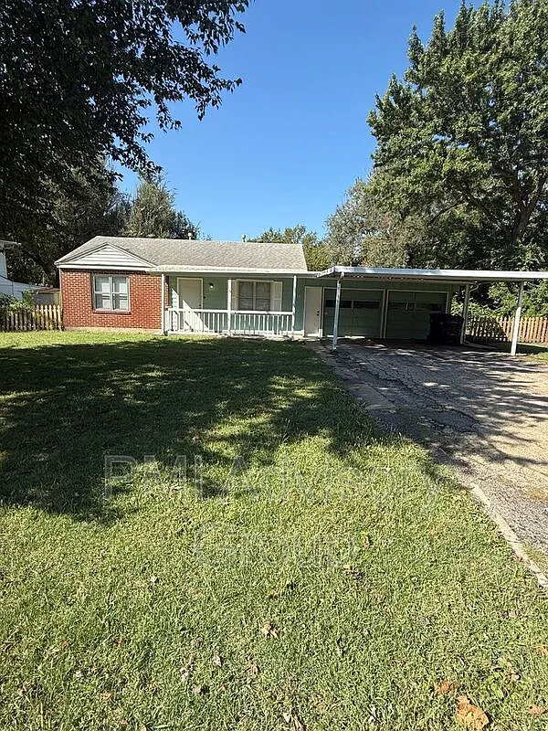 3 bed, 1.0 bath, 1152 sqft, $1,350 — Photo 1