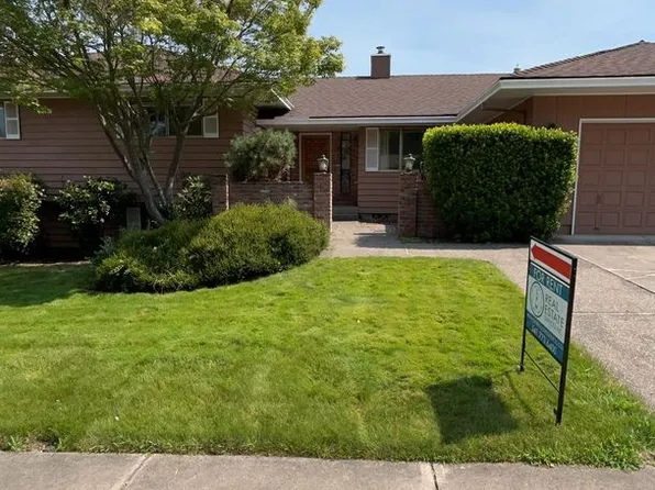 2774 Jessica Cir, Medford, OR 97504