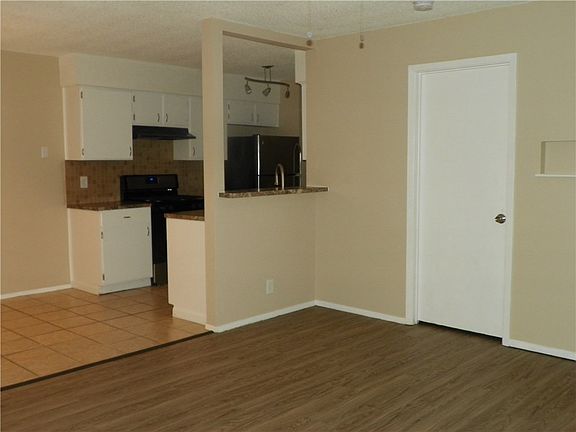 4th image of 412 Cypress Ln #412