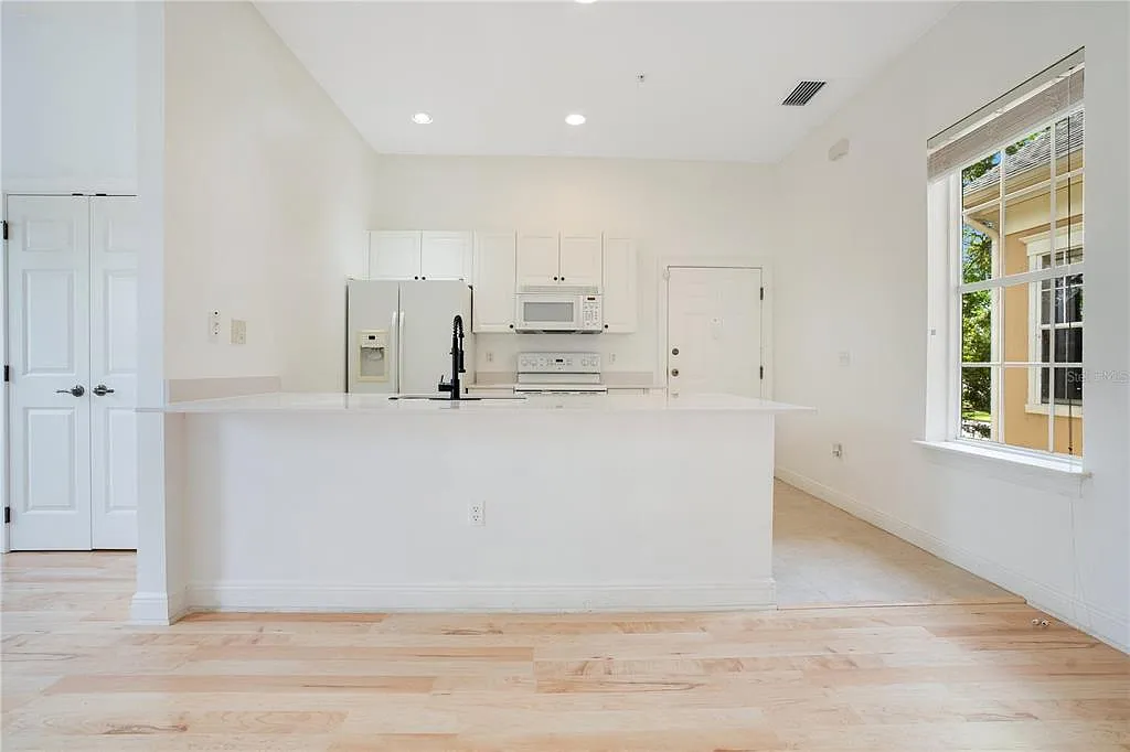 Studio, 1.0 bath, 624 sqft, $1,900 — Photo 4