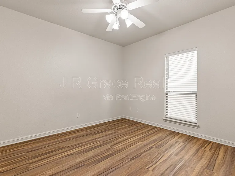 2100 Breezy Dr — Photo 15