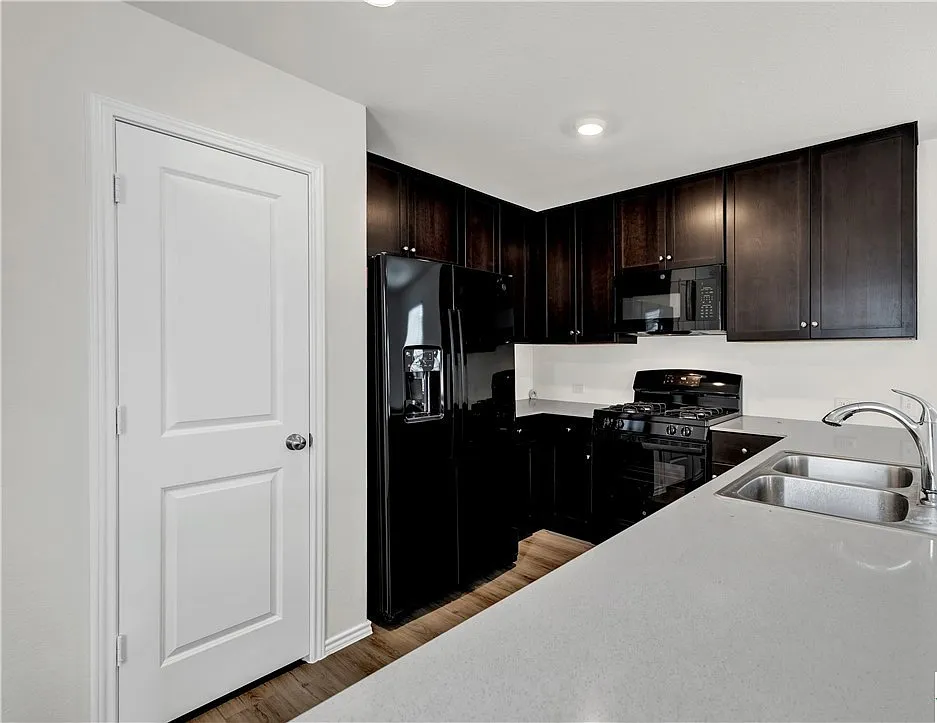 4 bed, 2.5 bath, 1610 sqft, $1,750 — Photo 2