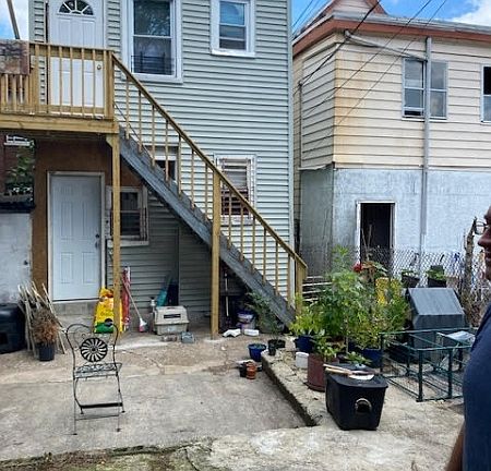 4th image of 211 Parker St