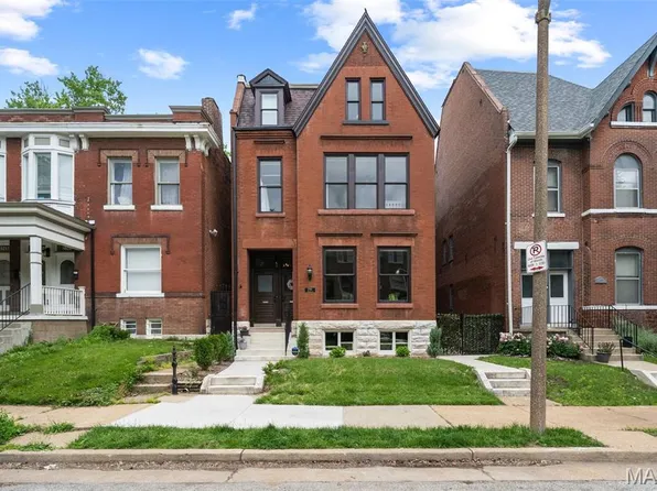 2745 Armand Pl, Saint Louis, MO 63104