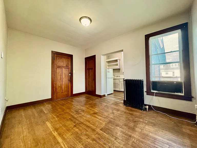 638 N Main St — Photo 11
