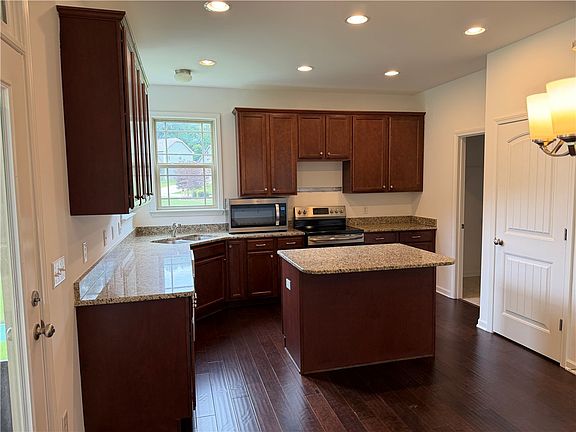 4th image of 407 Oak Ridge Pl