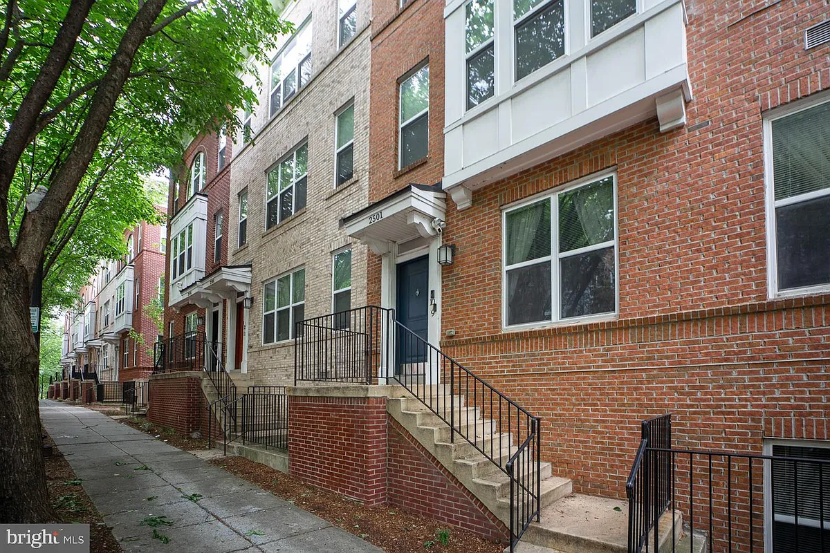 Building Photo - 2501 Sayles Pl SE #9