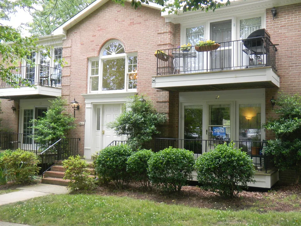 1515 E Franklin St #24
