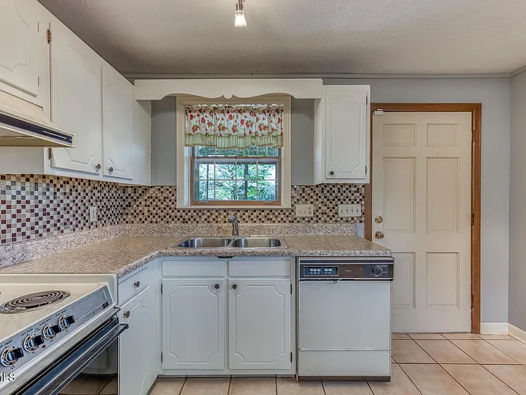 908 Meadow Ln — Photo 30