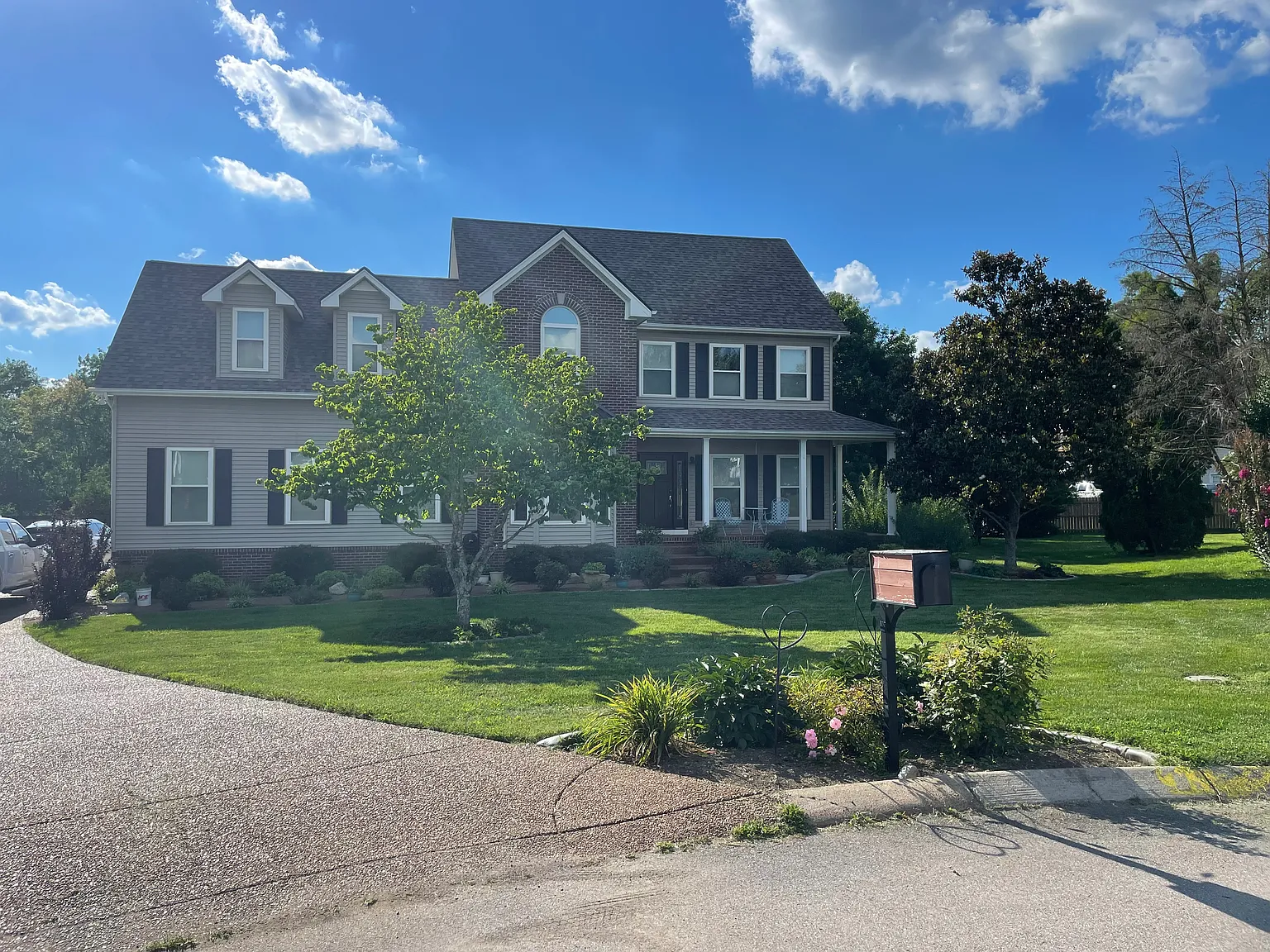 5 bed, 2.5 bath, 2606 sqft, $3,800 — Photo 2