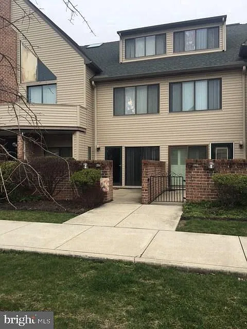 1 bed, 1.0 bath, 806 sqft, $1,375 — Photo 2