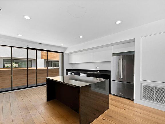 4th image of 866 S Wilton Pl