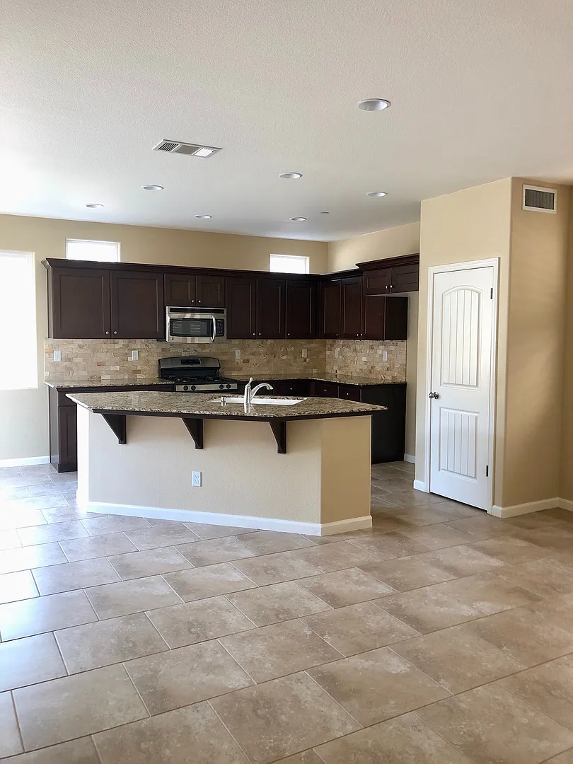 3 Bedroom 2.5 Bath Home In 93230 Available 9/15/2026 — Photo 3