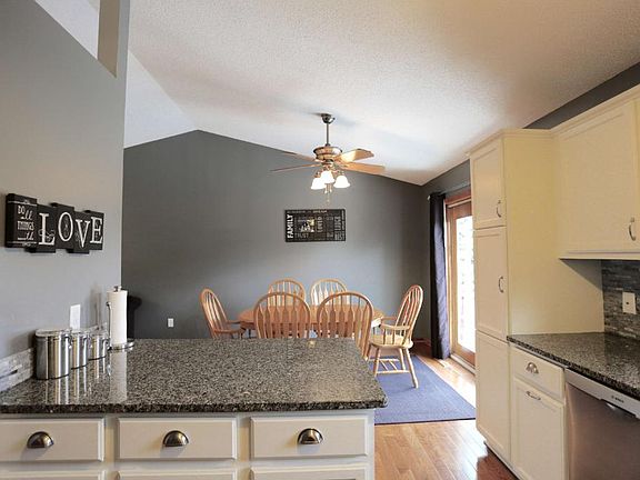 3rd image of 2839 Hillvale Ct N