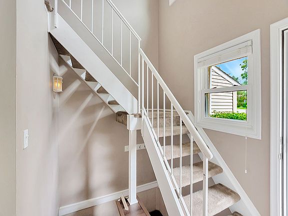 Entry staircase up/down