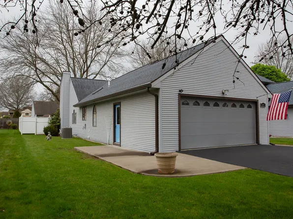 225 Loretta Ln, Vestal, NY 13850