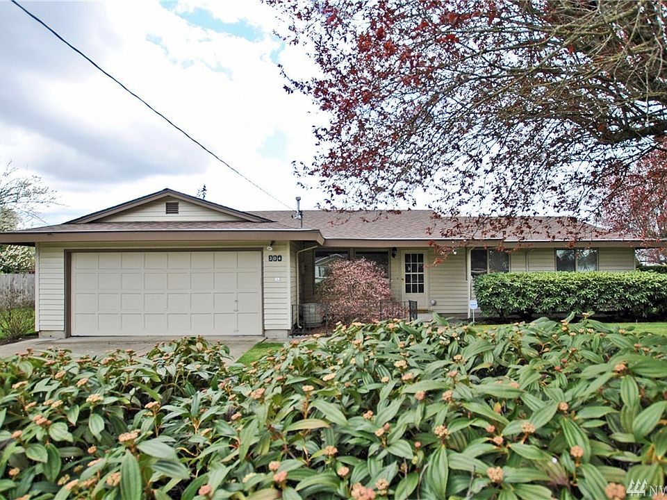 Welcome home to this lovely rambler tucked amidst cherry blossom trees. So many great downtown restaurants, shops, parks & amenities are just a stroll away