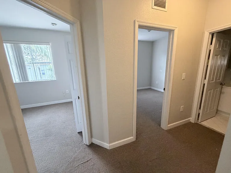 933 NE 42nd Ave — Photo 6