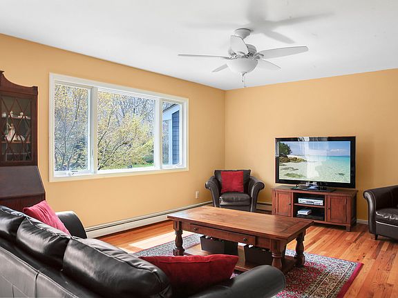 4th image of 275 Marion Pl