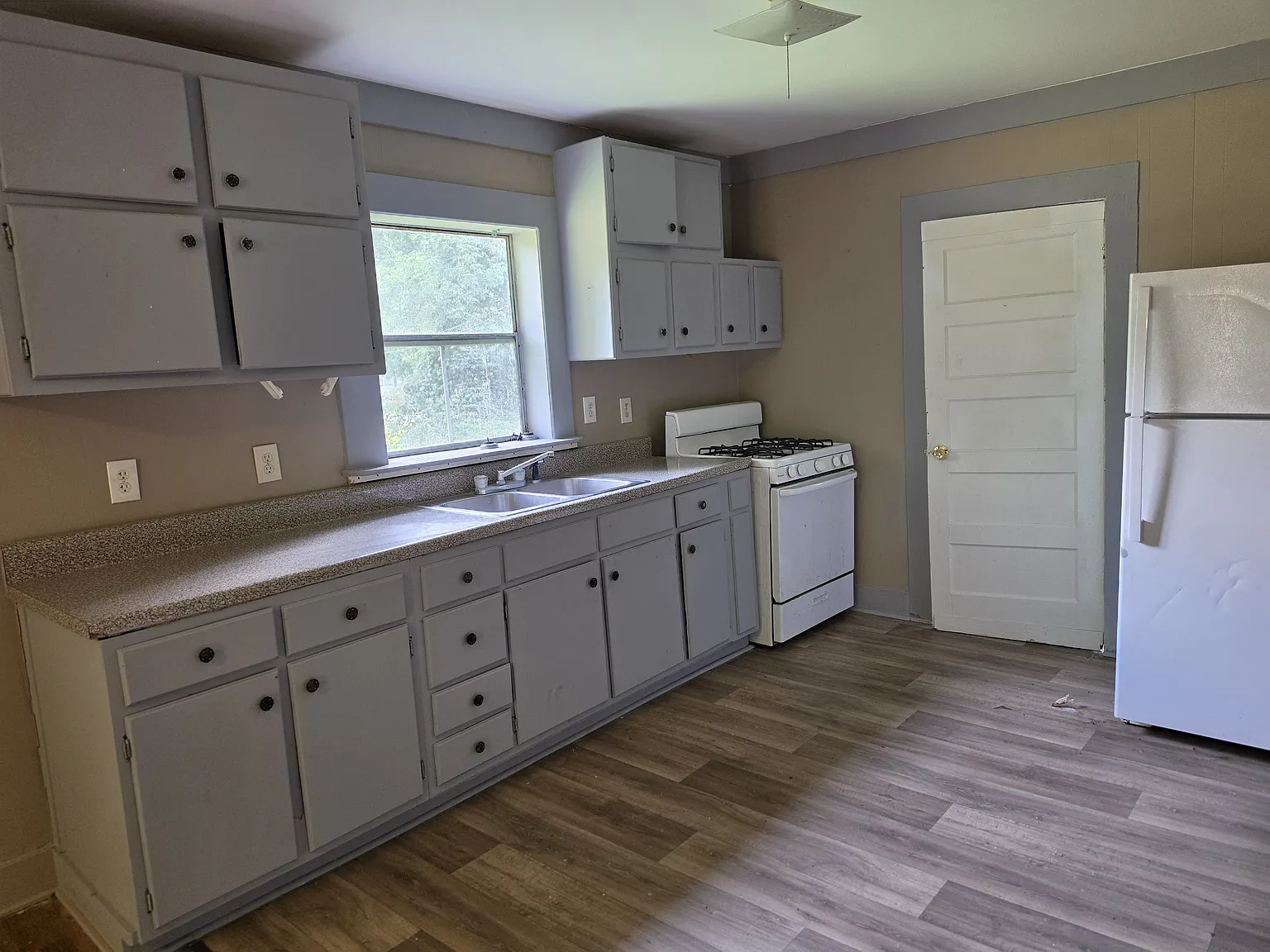 2 bed, 1000 sqft, $1,100 — Photo 2