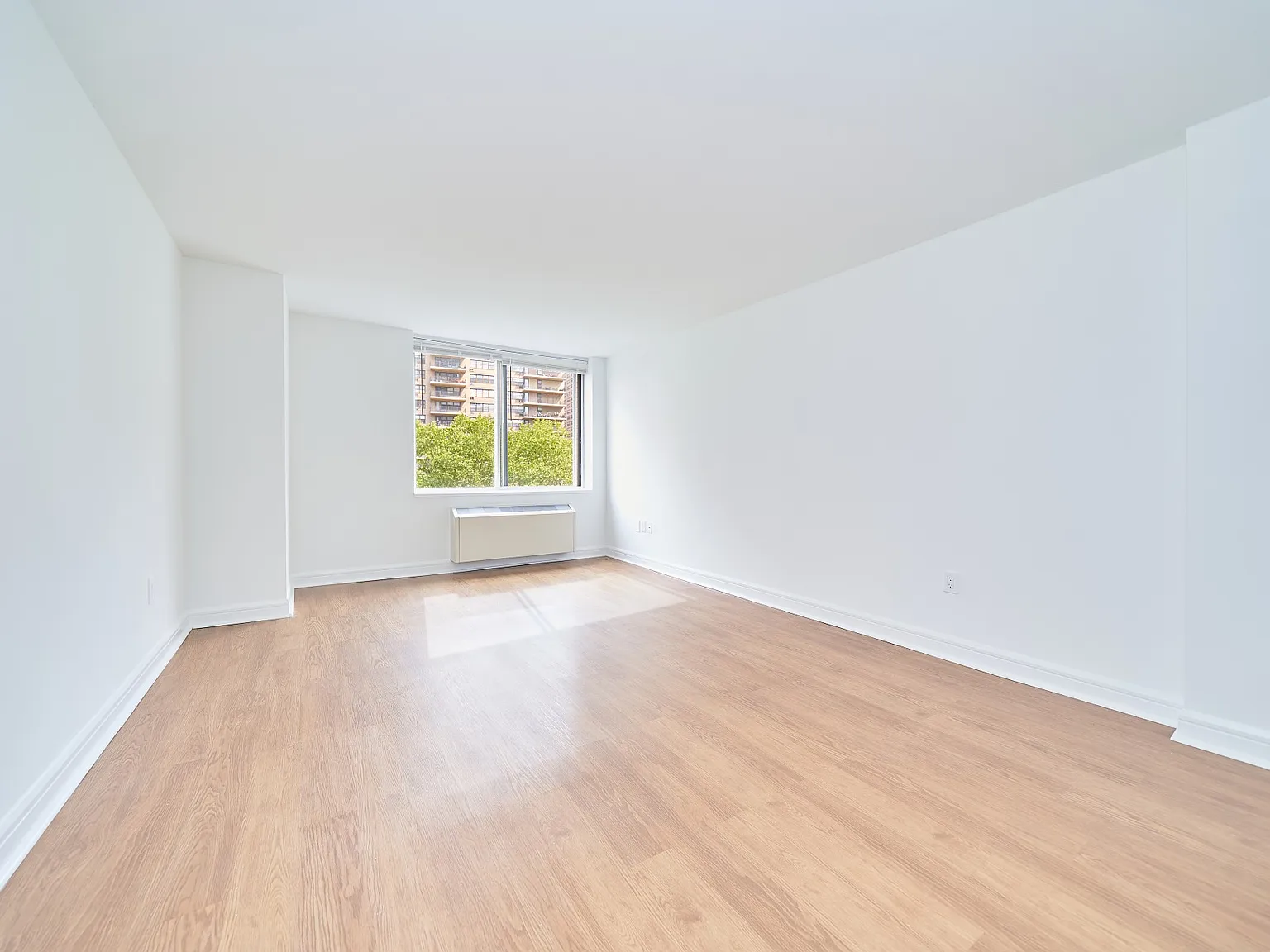 160 Riverside Boulevard — Photo 2