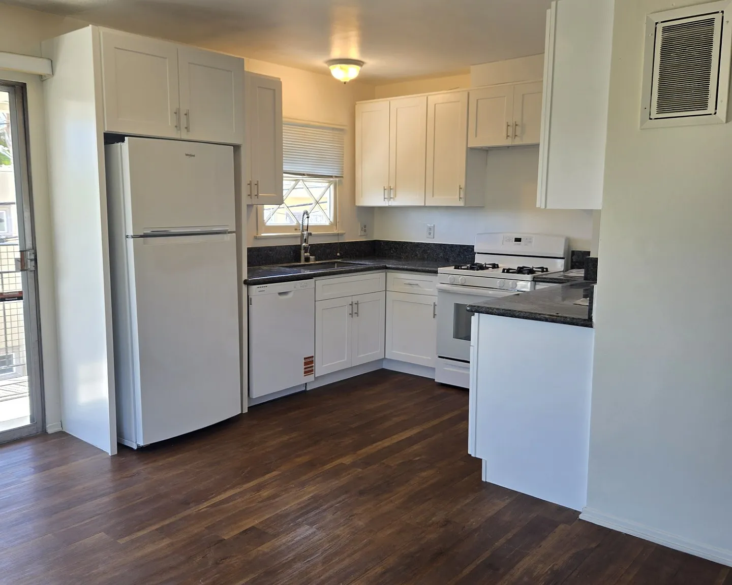 2 bed, 900 sqft, $3,250 — Photo 1