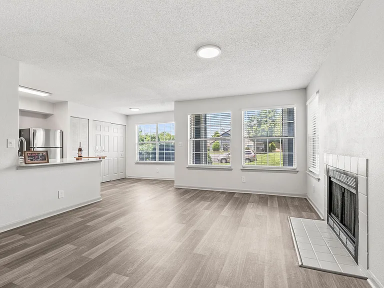 Summerlake Apartments — Photo 9