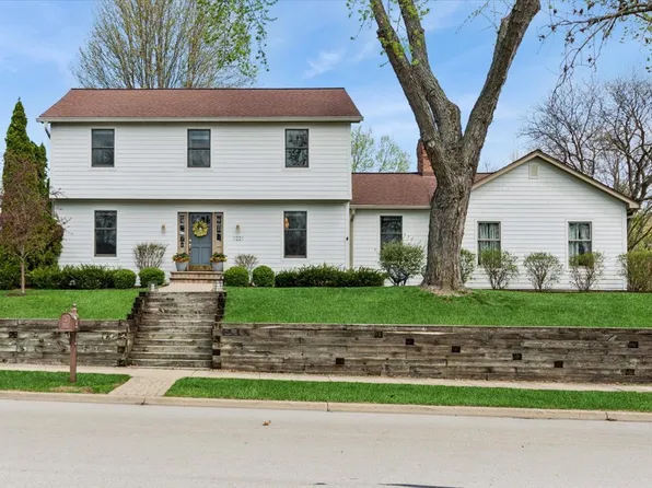 1221 Whirlaway Ave, Naperville, IL 60540