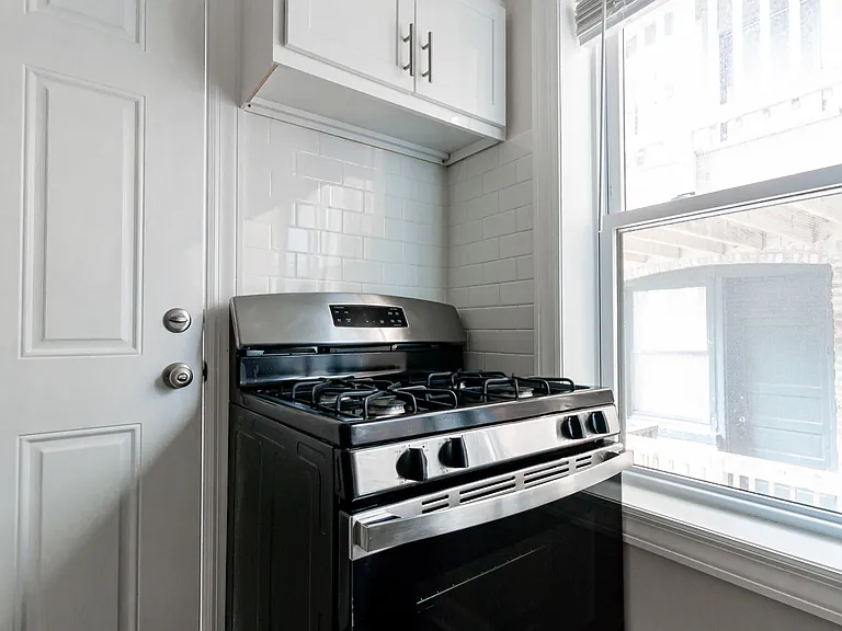 837 W Cornelia Ave #1N — Photo 2