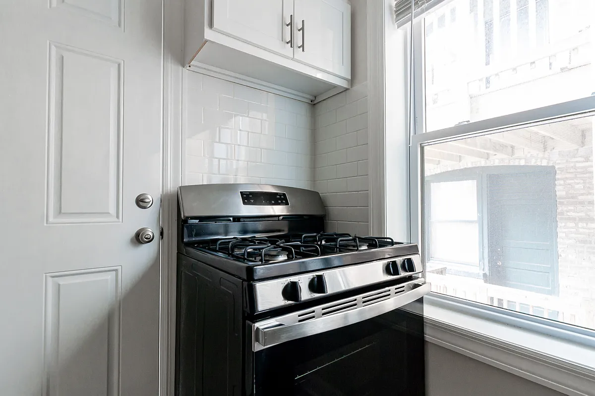 Photo 2 of 11 - 837 W Cornelia Ave #1N - Chicago, IL Building Photo - 837 W Cornelia Ave #1N