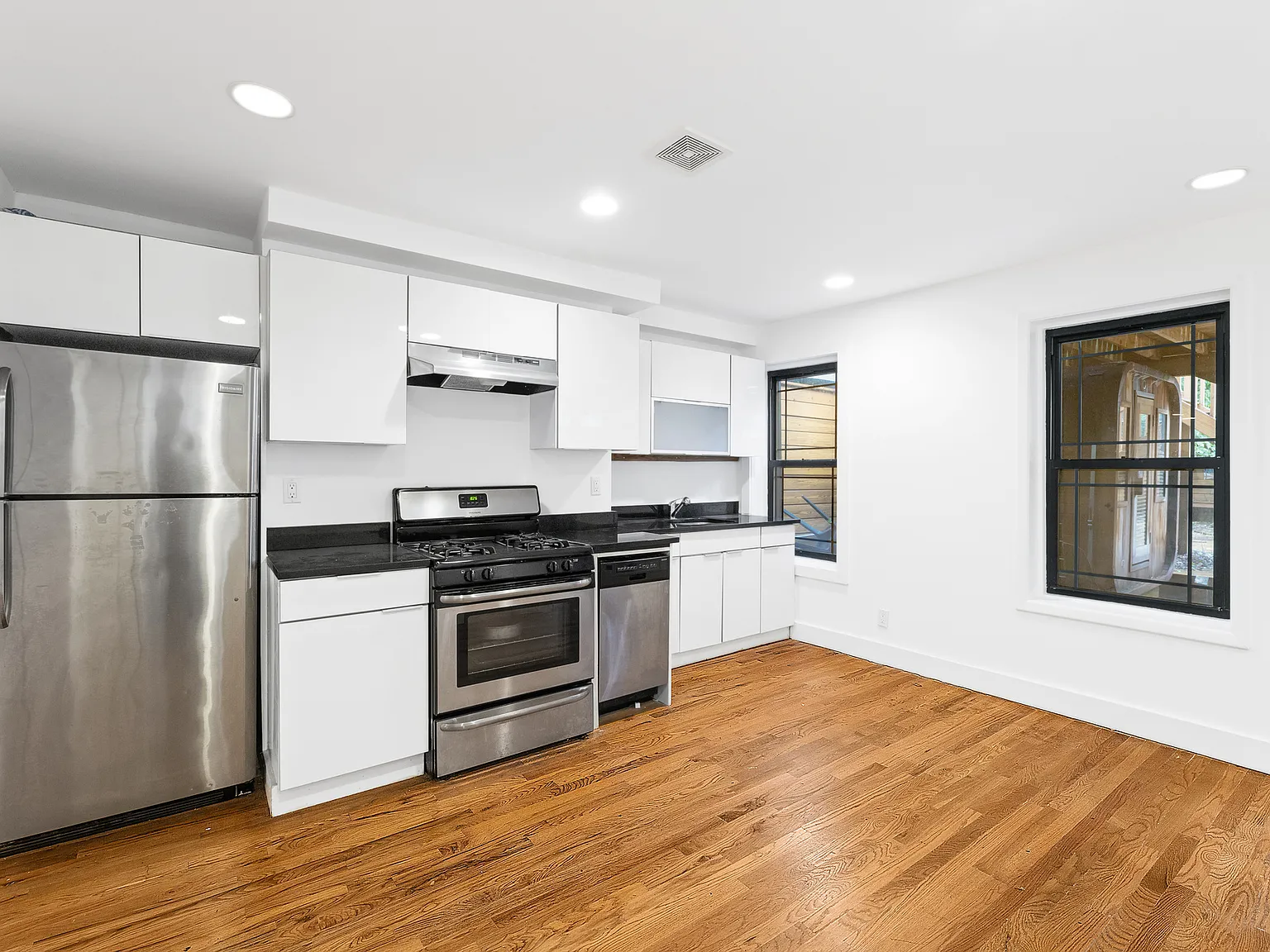 731 Putnam Avenue — Photo 3